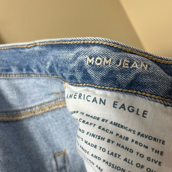 American Eagle Distressed Mom Jean Light Wash 4 destroyed ripped grunge retro - Picture 14 of 14